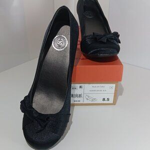 So Shelby Round Toe Black Heels with Bow Detail, size 8.5